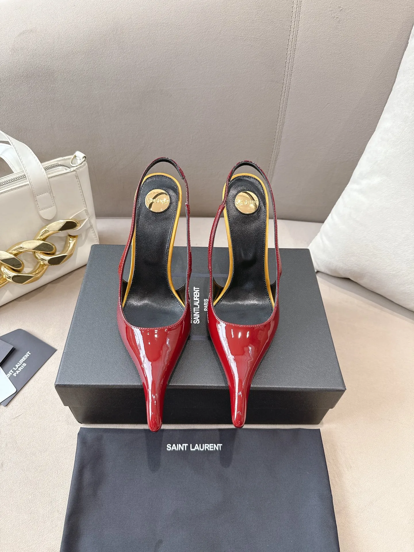 👟👟Ex-factory price 620👟👟 Saint Laurent YSL 25ss/autumn and winter ready-to-wear series catwalk style high heels. The design of the toe and transparent heel, the final effect is quite good. The different colors are also very beautiful. Only YSL understands women's hearts best and does not accept rebuttal. It is a super invincible feminine artifact and a must-have for women (z-product full-body customization, own molded hardware accessories, perfect consistency) ✔Upper: imported cow patent leather ✔Lining: imported 🐑goat leather ✔Sole: imported genuine leather outsole ✔Heel height: 10.5cm ✔Number of yards: 36-39 (40, 41, 42 can be customized and non-returnable) (Full set of packaging)